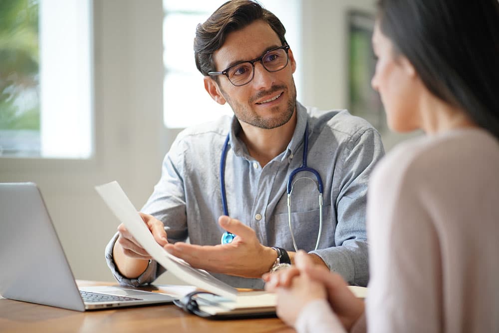 Médico de ALSA revisando materiales del estudio con un participante