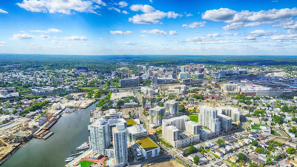 Vista aérea del centro de Stamford junto al agua